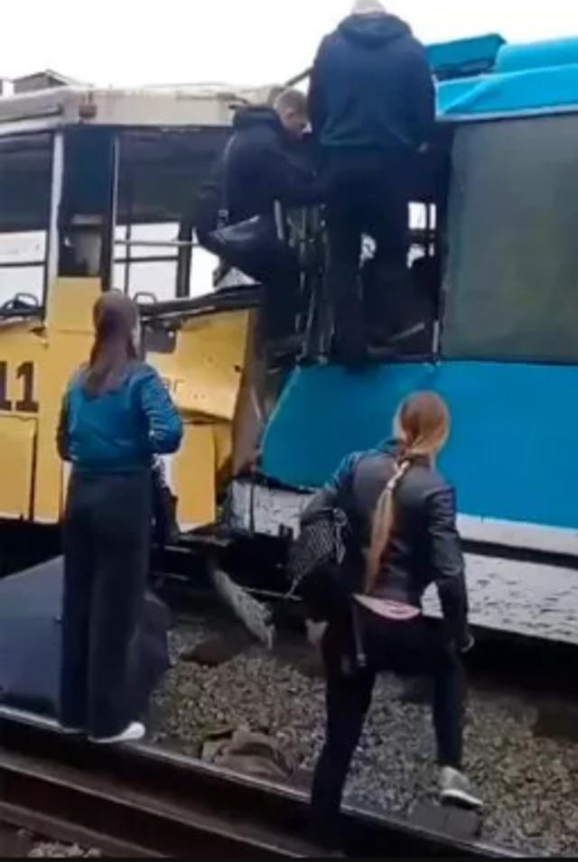 Fren arızası yaşayan tramvay kontrolünü kaybetti! Yolcular otoyolun ortasına fırladı... Korku dolu anlar: 80 yaralı, 1 ölü 640xauto