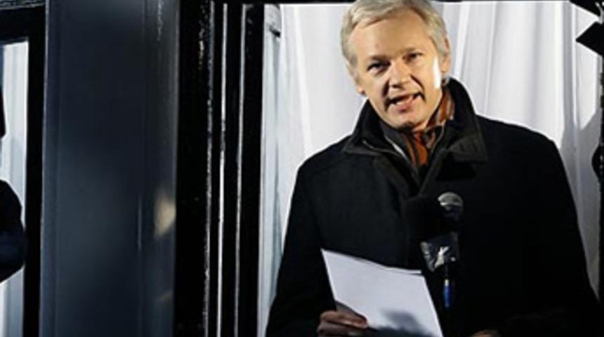 Assange bombayı balkonda patlattı!