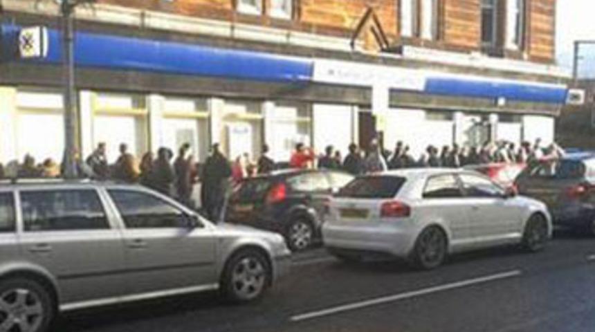 İki kat para veren ATM'nin &ouml;n&uuml;nde izdiham