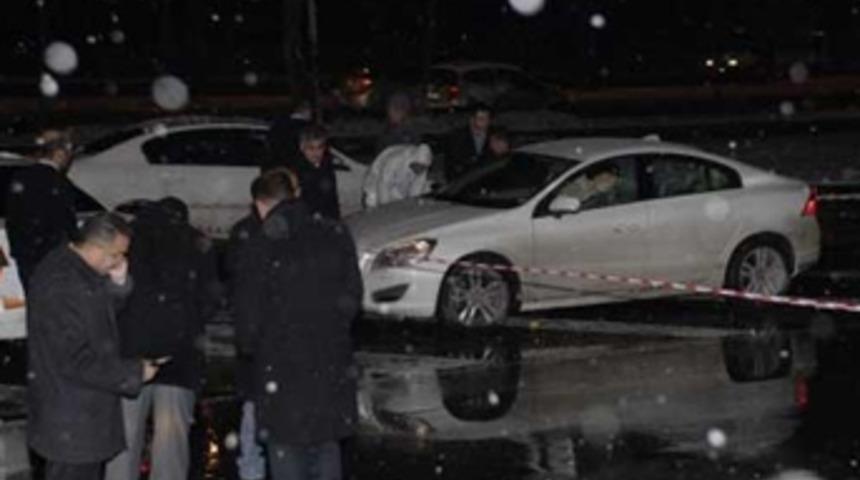 İş adamını otomobilinde &ouml;ld&uuml;rd&uuml;ler