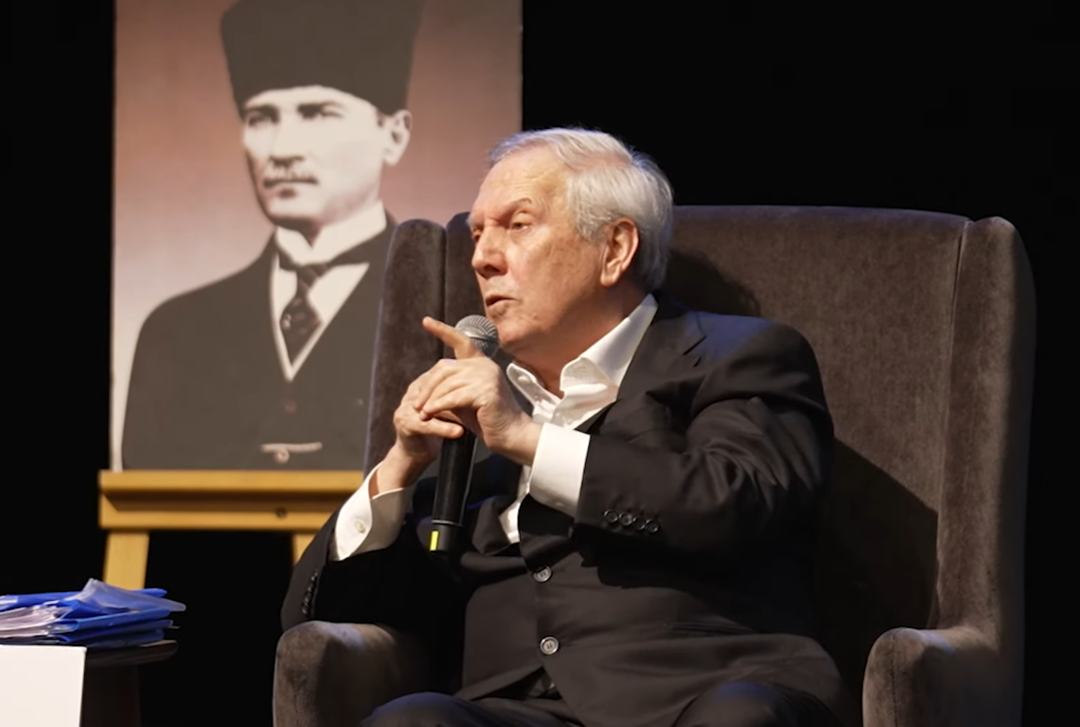 Aziz Yıldırım şimdi de Alex de Souza'ya y&uuml;klendi! "Saha i&ccedil;erisinde iyi ama..."