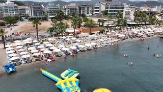 Nefes almakta bile güçlük çekilen ilçede termometreyi gören, soluğu denizde aldı 