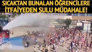 Sıcaktan bunalan öğrencilere itfaiyeden sulu müdahale! İşte o anlar...