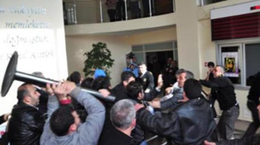 Adana'da esnaf belediyeyi bastı