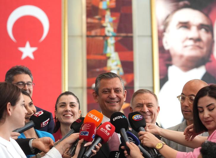 Özgür Özel ile canlı yayına geciken televizyon muhabiri arasında gülümseten diyalog