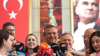 Özgür Özel ile canlı yayına geciken televizyon muhabiri arasında gülümseten diyalog 