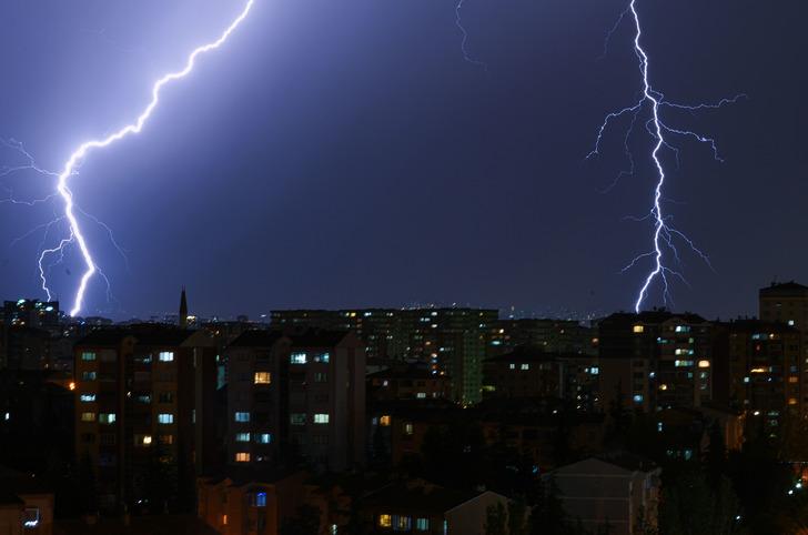 Ankara'da sağanak yağışlı ve şimşekli akşam! Yıldırım düşmesi nedeniyle elektrik kesintisi yaşandı