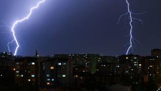 Ankara'da sağanak yağışlı ve şimşekli akşam! Yıldırım düşmesi nedeniyle elektrik kesintisi yaşandı! Devrilen reklam panosunun altında kalan 1 kişi öldü