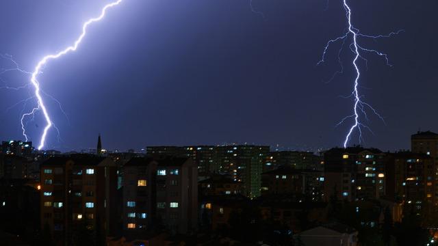 Ankara'da sağanak yağışlı ve şimşekli akşam! Yıldırım düşmesi nedeniyle elektrik kesintisi yaşandı! Devrilen reklam panosunun altında kalan 1 kişi öldü
