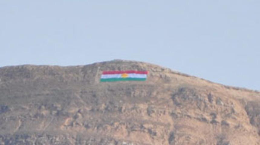 Peşmergelerden kutsal dağa Kürt bayrağı