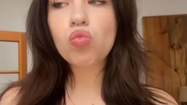 Sosyal medyada tesadüfen görünce inanamadı! Beni gizlice kaydetti ve internette video yayınladı 