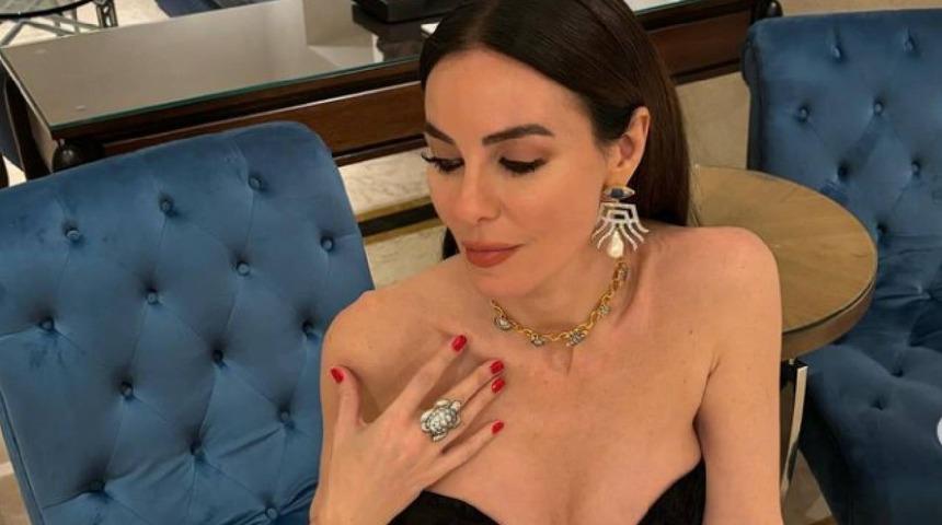 Defne Samyeli'den külotlu çorap kombini! Peş peşe paylaştı: "Külotlu çorap bile moda oldu"