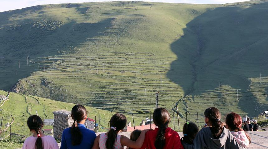 1954'te fark edildi! Her yıl şenliklerle izleniyor: Atatürk silüetini görmek isteyenler 17.50-18.10 arasında yerini alıyor