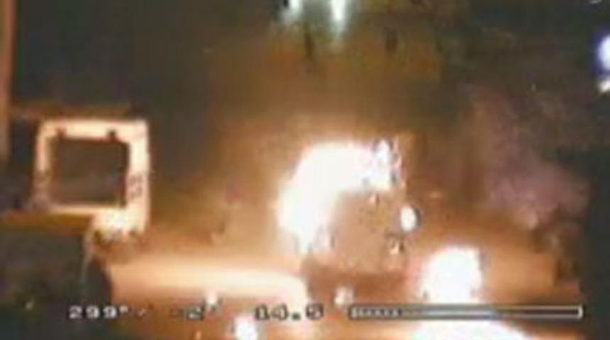 Terör yandaşları polis aracını yaktı