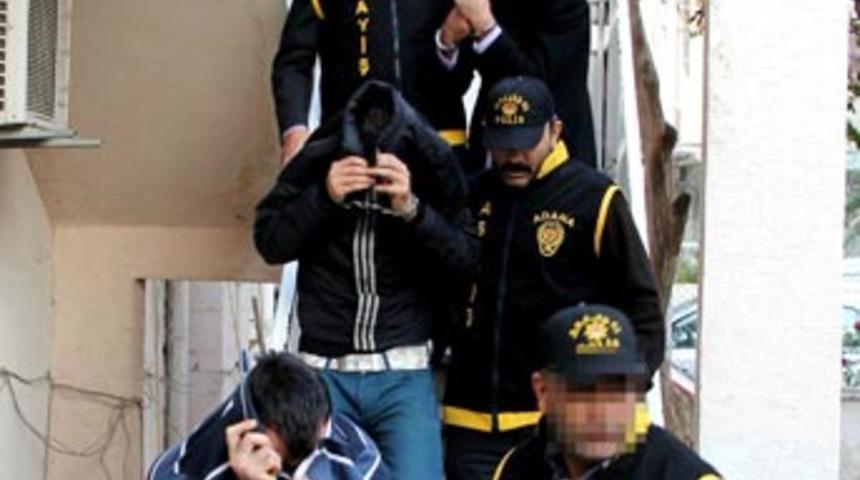 İki kızı kandırıp tecav&uuml;z ettiler