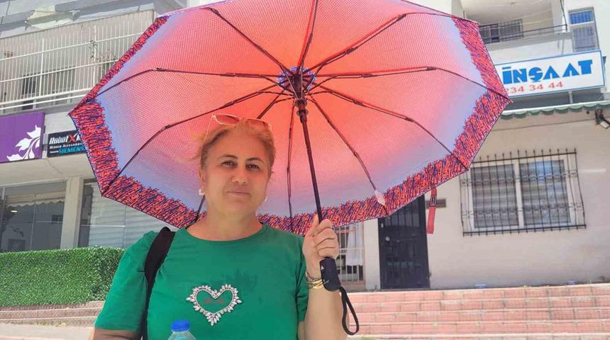 Adana'da aşırı sıcak... Şemsiyeleri çıkarttılar! 'Adana’nın sıcağında yaşamak çok zor'
