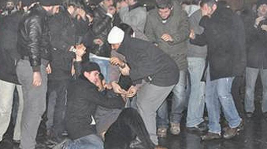 İş&ccedil;ilerin maaş eylemi biber gazıyla bitti