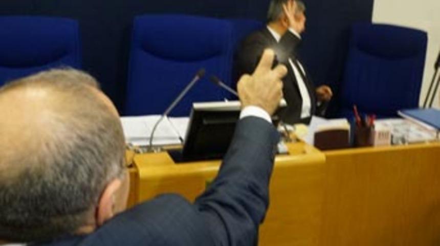 Meclis'te CHP'lilerden biber gazılı eylem