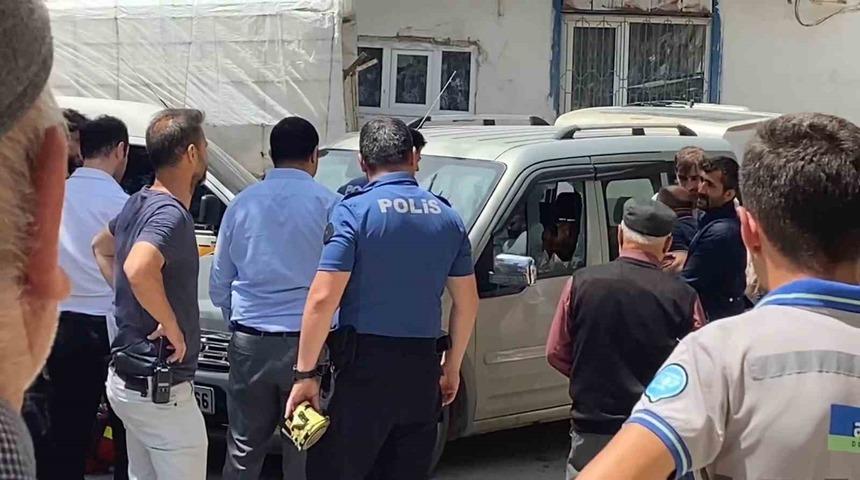 Muhtar aracında başından vurulmuş halde ölü bulundu