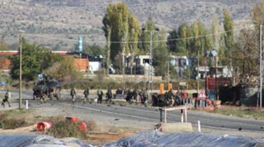 PKK bomba y&uuml;kl&uuml; trakt&ouml;rle saldırdı