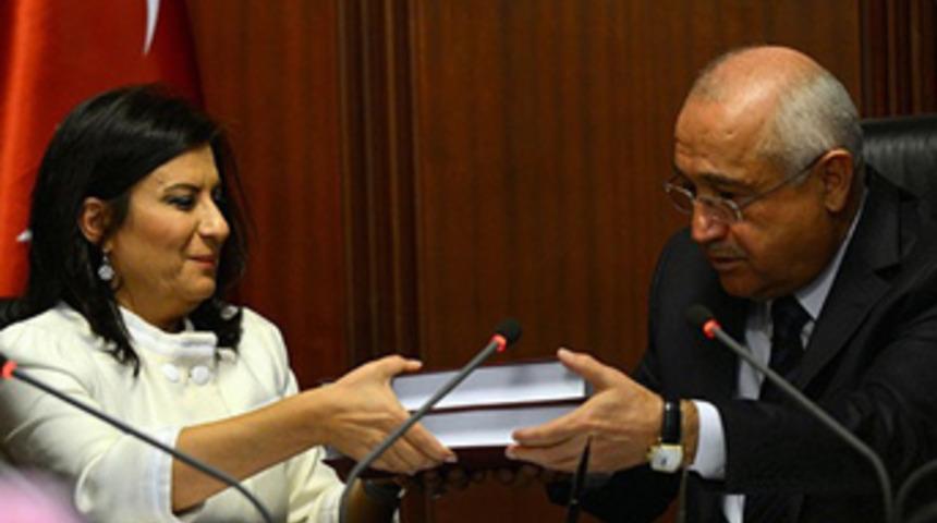 ''Sis perdesi aralanıyor''