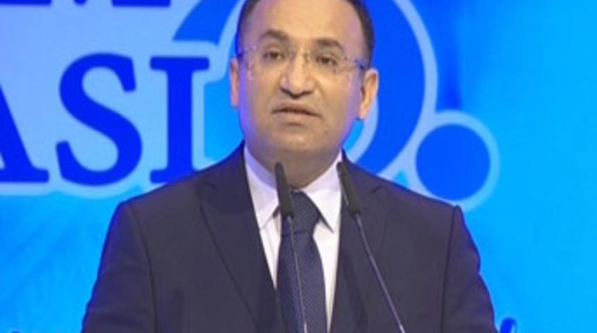 Başbakan yardımcısına yumurtalı saldırı