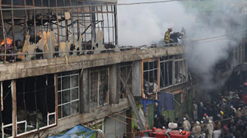 500 mağaza yangında k&uuml;l oldu!