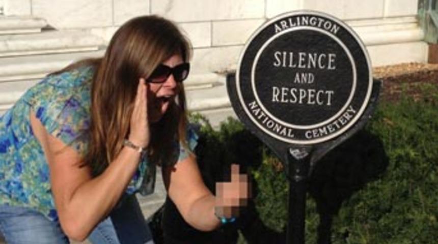 Şehitlere saygısızlık işinden etti