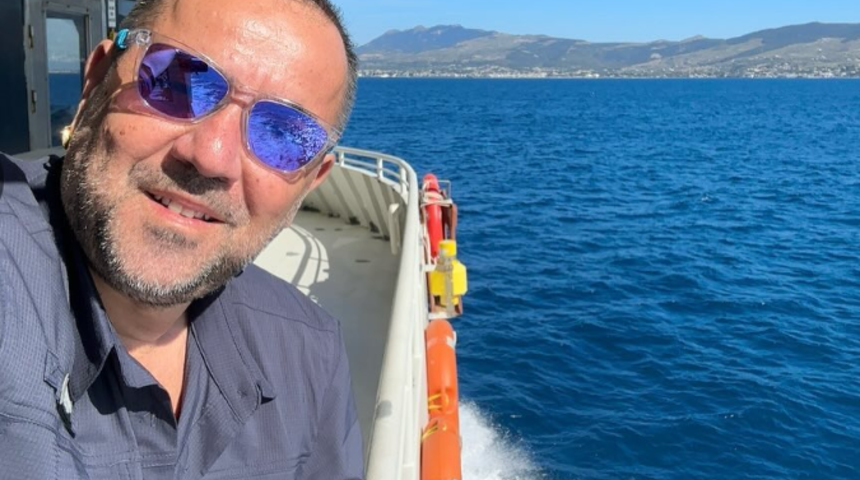 Verdiği kilolarla gündemdeydi... Ata Demirer plajda alyans buldu! 'Bul beni' diyerek seslendi