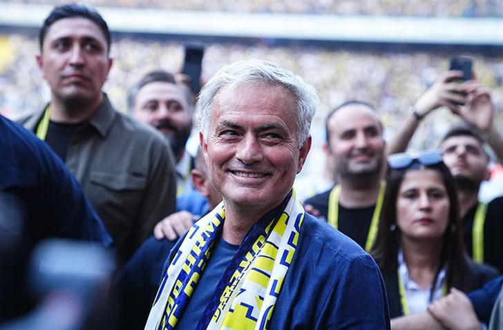 Jose Mourinho, Fenerbahçe yönetiminden 50 milyon euro'luk golcüyü istedi! ''Siz parada anlaşın, ben ikna ederim''