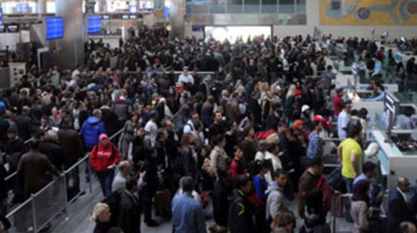 Havalimanında saatlerce kuyrukta beklediler