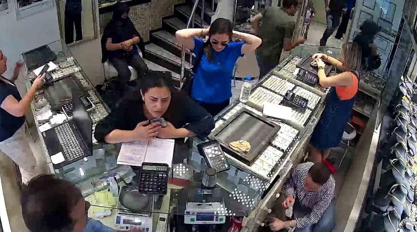 300 bin TL'lik bilezikleri bir anda alıp kaçtı! Kuyumcuların WhatsApp grubunda paylaştılar, tüm illere bilgi gidince...