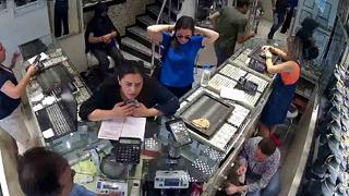 300 bin TL'lik bilezikleri bir anda alıp kaçtı! Kuyumcuların WhatsApp grubunda paylaştılar, tüm illere bilgi gidince...