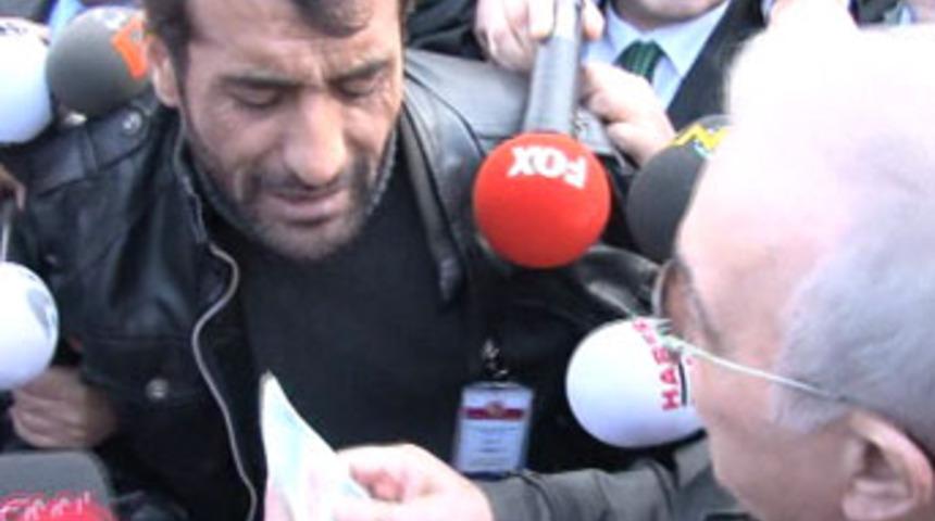 Bakkal borcu için Meclis'teki ağaca çıktı