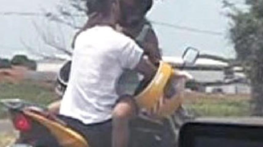 Motosiklet &uuml;zerinde aşk!