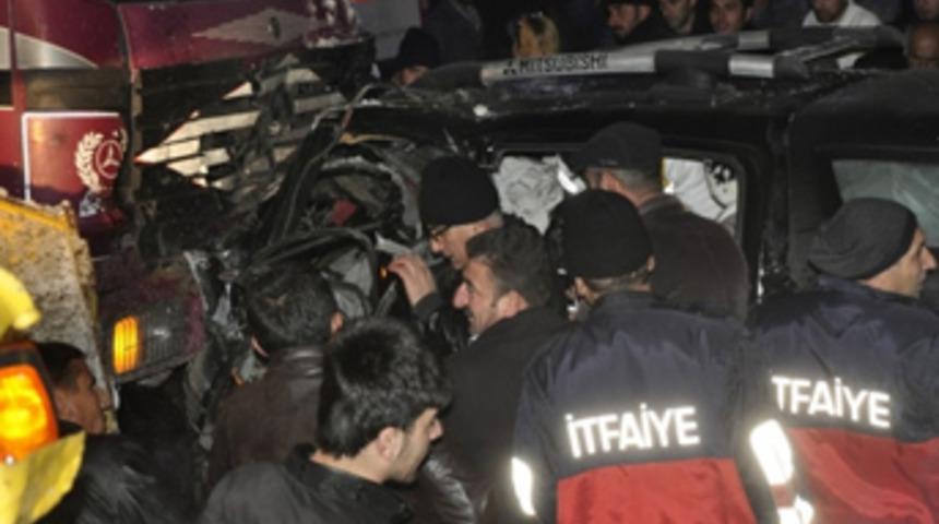 Y&uuml;ksekova'da trafik kazası: 2 &ouml;l&uuml;, 4 yaralı
