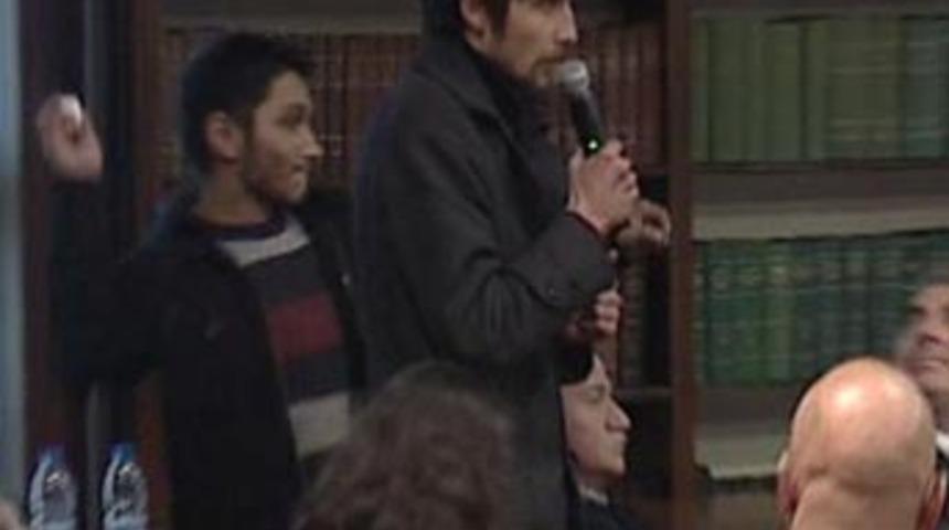 YÖK Başkanı'na yumurtalı protesto