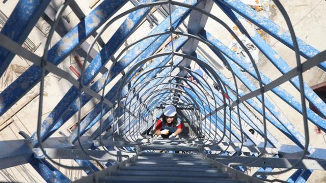 Bu, erkek işi, sen yapamazsın diyenlere inat bu mesleği seçti! Her gün metrelerce yüksekliğe çıkıyor
