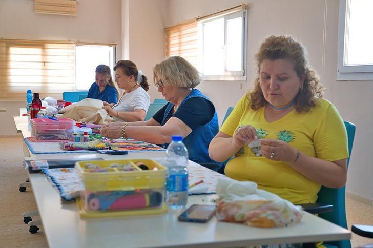 Atık kumaşlara kadın eli değdi! Hem çevreye hem de ekonomiye katkı sağlıyorlar