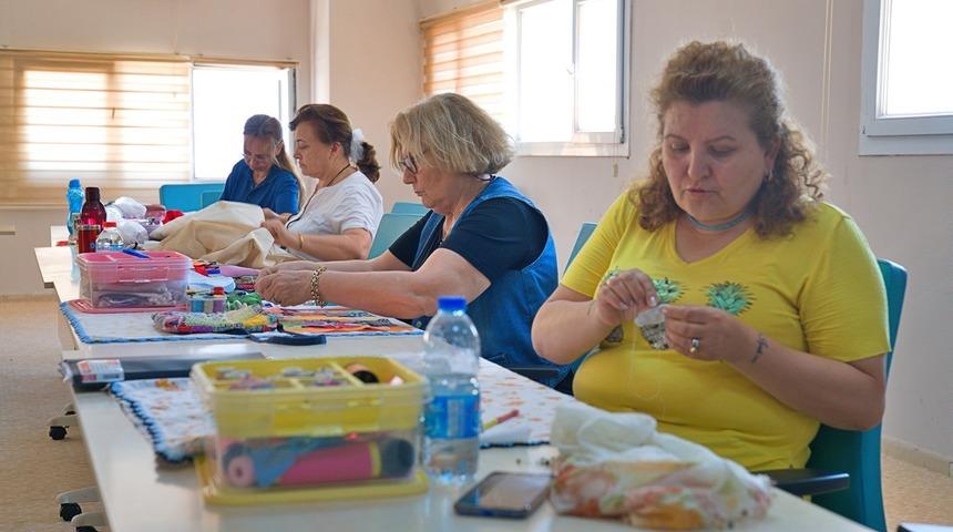 Atık kumaşlara kadın eli değdi! Hem &ccedil;evreye hem de ekonomiye katkı sağlıyorlar