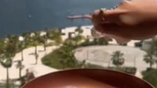 Sıcaklıkları balkonda yumurta pişirerek test etti! Tavayı dışarı uzattı dakikalar içinde piştiğini gösterdi