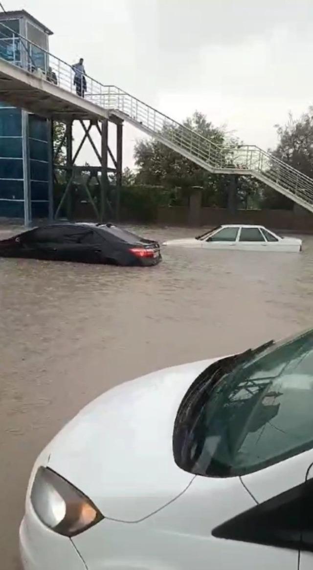 Ankara... Caddeler göle döndü, arabalar suya gömüldü 640xauto