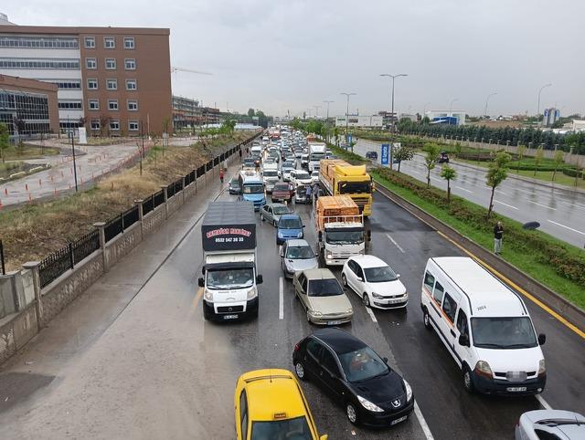 Ankara... Caddeler göle döndü, arabalar suya gömüldü 640xauto