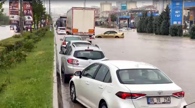 Ankara... Caddeler göle döndü, arabalar suya gömüldü 640xauto