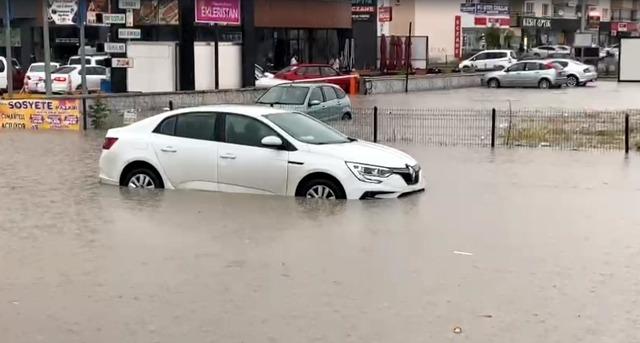 Ankara... Caddeler göle döndü, arabalar suya gömüldü 640xauto