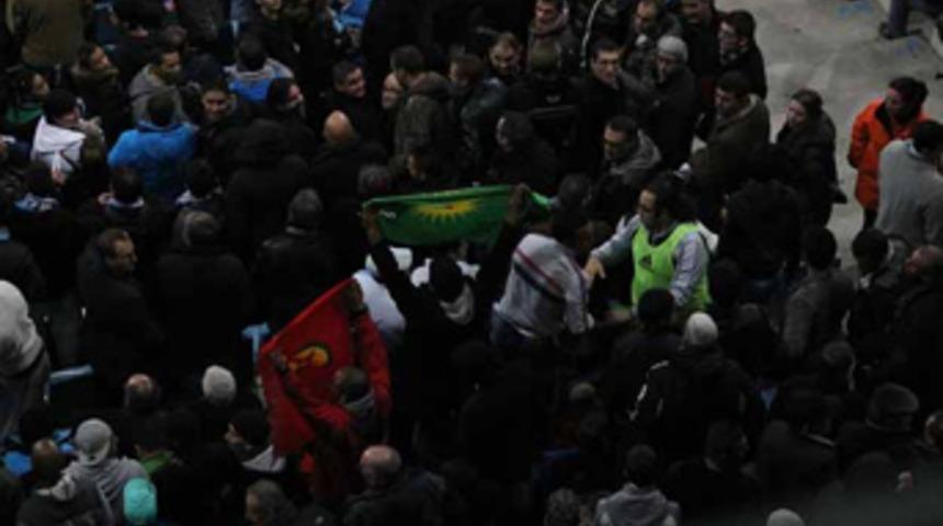 Marsilya tribünlerinde PKK bayrağı