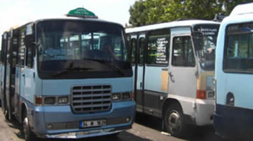 Dolmuşta mast&uuml;rbasyon yaparken yakalandı