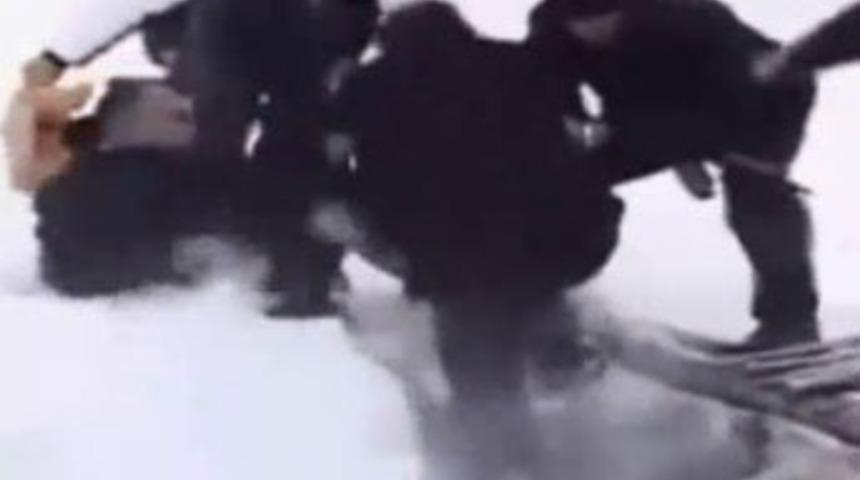 G&uuml;rcistan Cumhurbaşkanı dereye d&uuml;şt&uuml;!