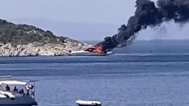 Esra Balamir'in içinde olduğu tekne yandı! Canımızı zor kurtardık