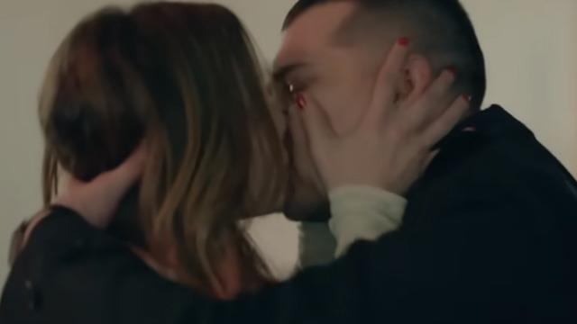 Sümeyye Aydoğan ve Çağatay Ulusoy'un Gaddar'daki öpüşme sahnesinin kamera arkası paylaşıldı! Burnunu öptüm